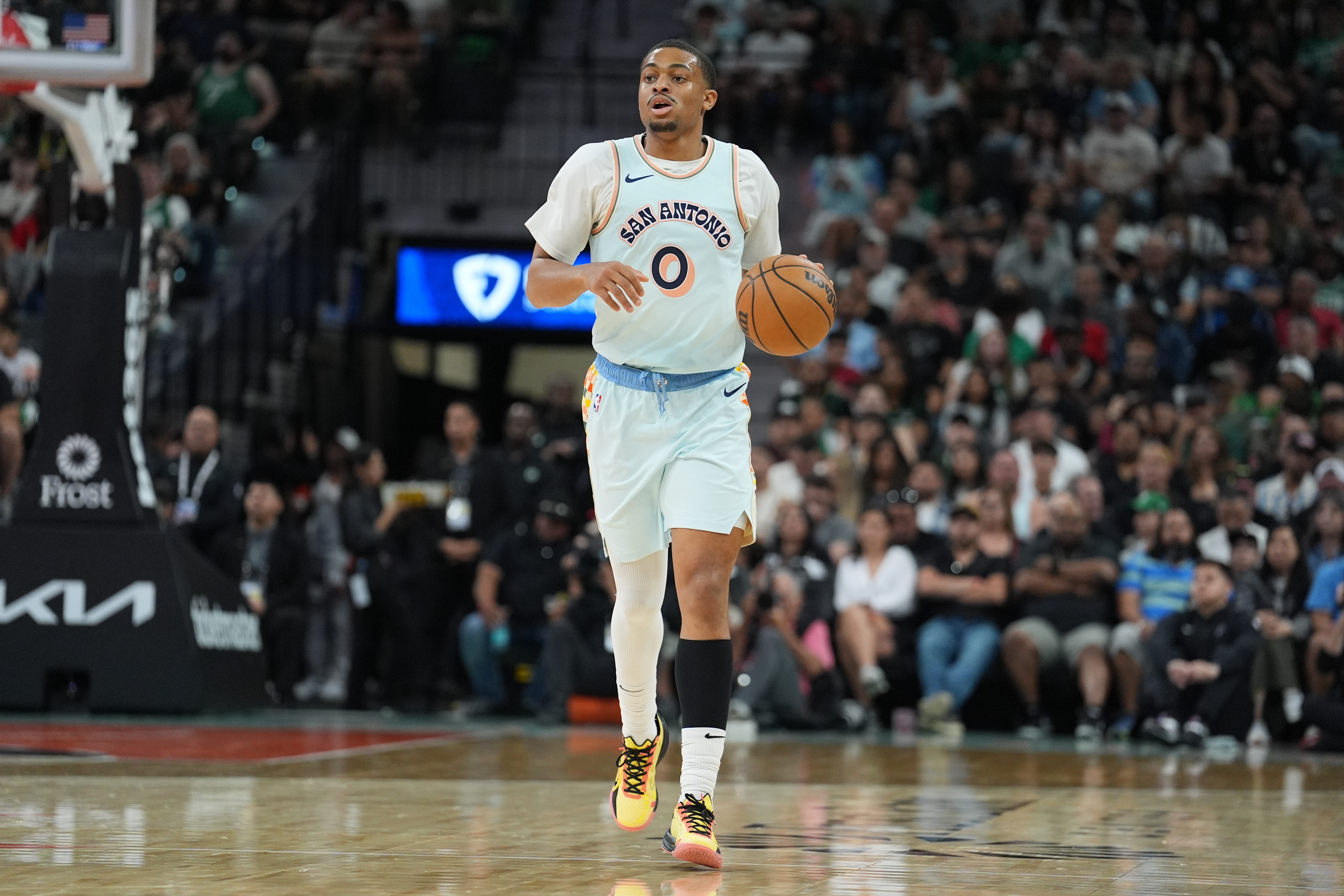 世俱杯买球-手感不佳！凯尔登12中4低效拿到9分3篮板 4次犯规