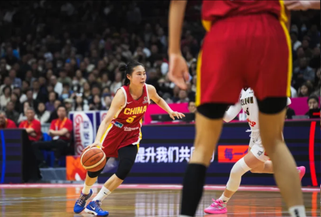 世俱杯买球-输15分!女篮功勋0分5失误却被原谅,球迷:这队友欧文来了都没用