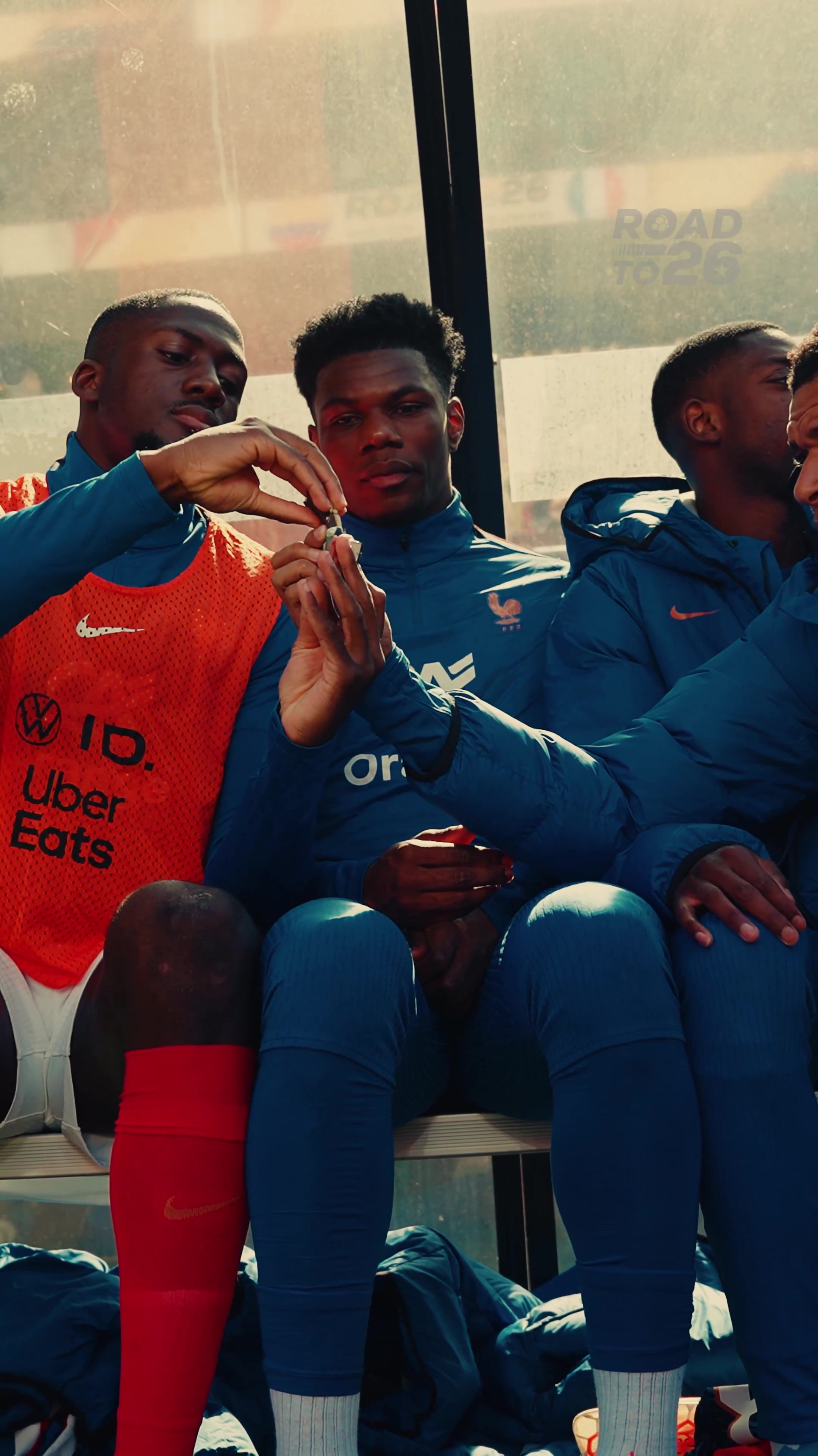 世俱杯买球-你给我来点！姆巴佩替补席找科纳特要零食，吃了一口给了琼阿梅尼